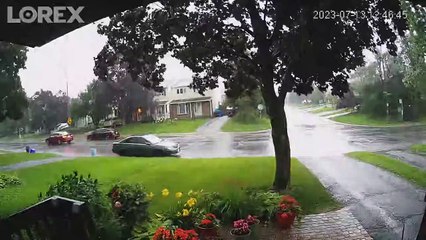 Une caméra de sécurité domestique capture des images intenses de tornade