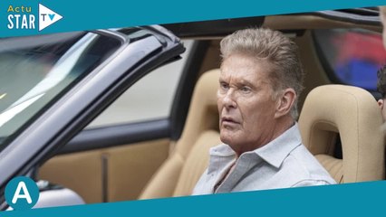 David Hasselhoff torse nu, ivre et en train de manger à même le sol : ces images hallucinantes filmé