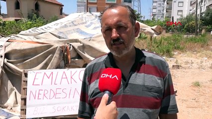 İtfaiye emeklisi, evini boşaltmayan emlakçıyı protesto ediyor