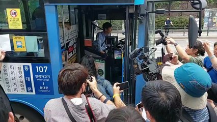 '버스 가로막고 시위' 전장연 회원 2명 현행범 체포 / YTN