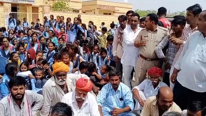 Watch Video: बालिका विद्यालय के गेट पर जड़ा ताला