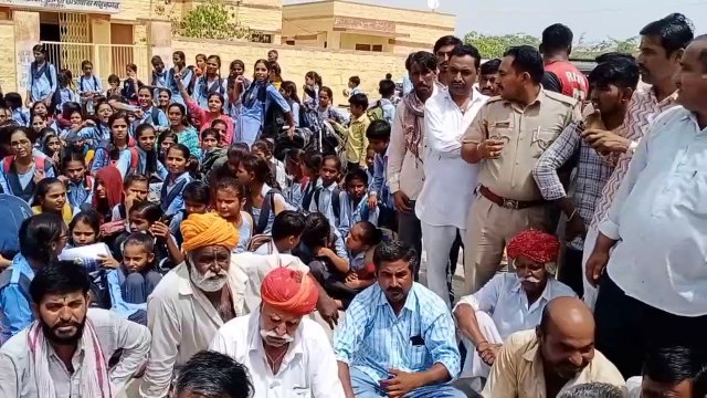 Watch Video: बालिका विद्यालय के गेट पर जड़ा ताला