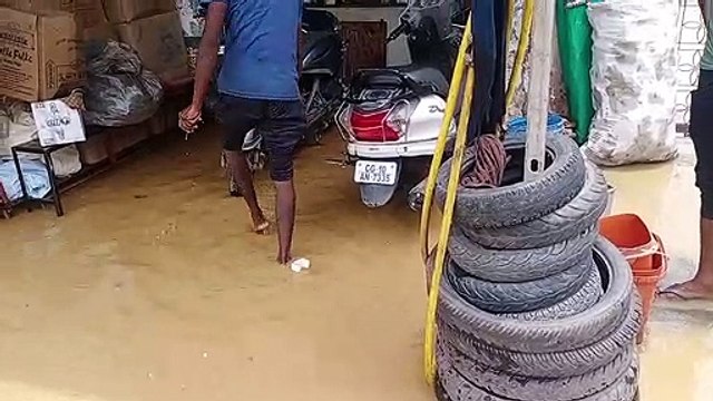 टेस्टिंग के दौरान 800 एमएम की पाइप लाइन में आया लीकेज, कुछ ही देर बाद ज्वाइंट खुला, सड़क पर फव्वारा, लाखों लीटर पानी बहा