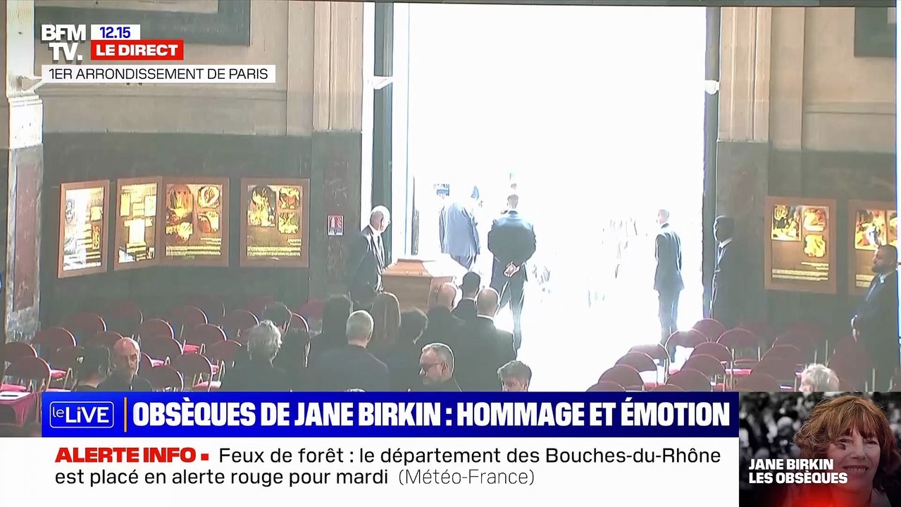 Obsèques de Jane Birkin: Les images bouleversantes du cercueil de l'artiste qui quitte l'église sous les applaudissements de la foule et au son de la chanson "La Javanaise" -