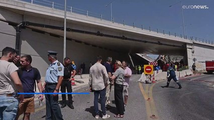 Πάτρα: Έρευνες για εγκλωβισμένους στα συντρίμμια - Τέσσερις συλλήψεις