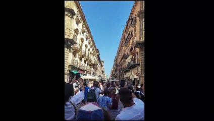 Passano le frecce tricolori, il cielo di Palermo si colora di... futuro