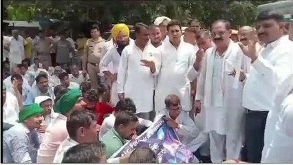 हाईवे हादसे में मारे गए परिवार के सदस्यों को मुआवजे की मांग, जमकर हंगामा