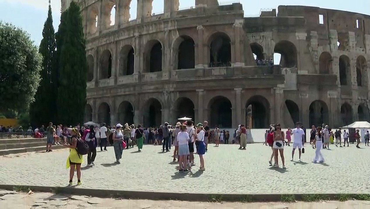 السياح خارج موقع الكولوسيوم رغم موجة حر جديدة في إيطاليا