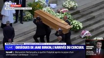 Les deux filles de Jane Birkin, Charlotte Gainsbourg et Lou Doillon, ont porté le cercueil de leur défunte mère à l'entrée de l'église Saint-Roch du 1er arrondissement de Paris lors de ses obsèques.