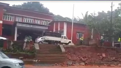 ಸಿದ್ದಾಪುರ : ಧಾರಾಕಾರ ಮಳೆ ; ನ್ಯಾಯಾಲಯದ ಕಾಂಪೌಂಡ್ ಕುಸಿತ