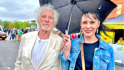 GALA VIDÉO - Hugues Aufray bientôt marié à 93 ans : apparition remarquée avec sa jeune compagne