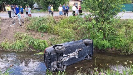 Kontrolden çıkıp dereye devrildiler: Yaralılar var