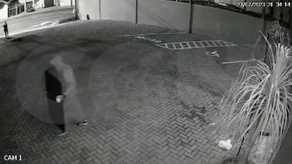 Câmera flagra momento em que GM prende autor de furto de televisão em Salão de Beleza