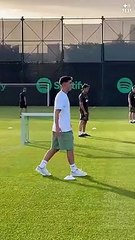 Gavi visita a sus compañeros en el entrenamiento del Barça