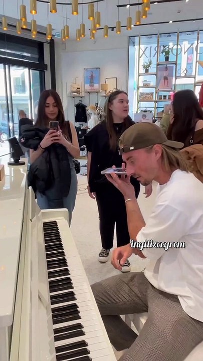 Kısa bir kesit dinlediği Türkçe şarkıyı piyanoda çalan yabancı piyanist (Arka planda bir anlık beliren Jamal Şengör hoca içerir)