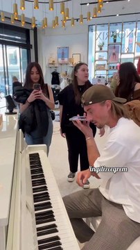 Kısa bir kesit dinlediği Türkçe şarkıyı piyanoda çalan yabancı piyanist (Arka planda bir anlık beliren Jamal Şengör hoca içerir)