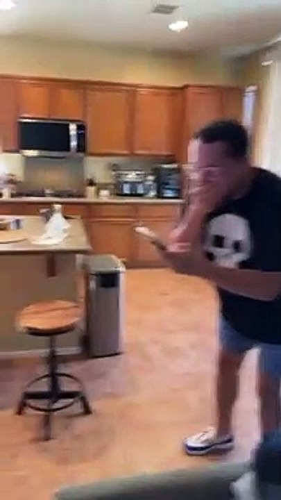 Il fait sa couleur de cheveux dans un sac de supermarché... FAIL