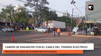 Camión se enganchó con el cable del tendido eléctrico