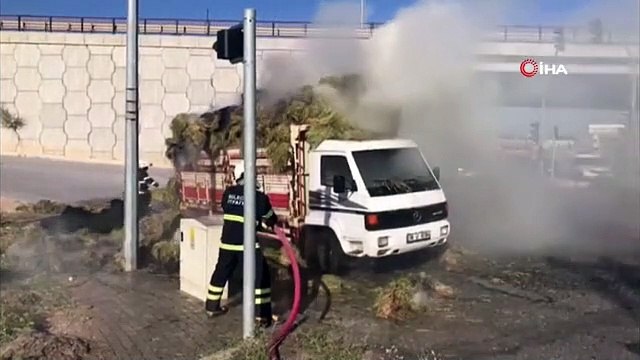 Un camion chargé de paille a pris feu à Bilecik