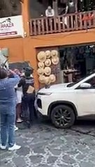 Policía somete a turista por negarse a recibir una multa de tránsito