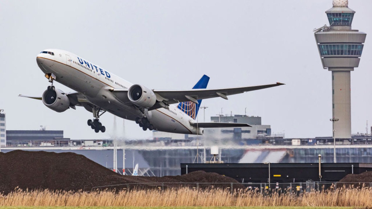 United Introduces Wireless Chargers, Bluetooth Capability, and More in Revamped First Class Seat