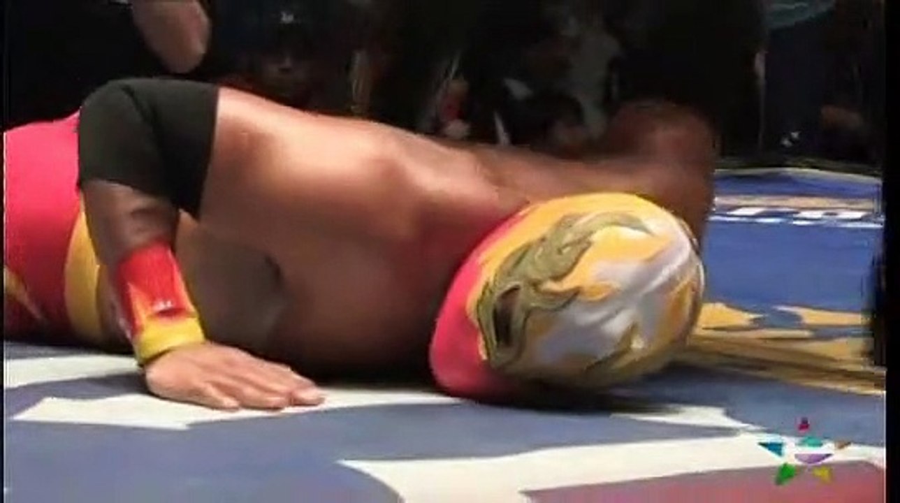 Virus © vs Fuego for the CMLL World Super Lightweight Championship | CMLL Puebla 2012 10 01