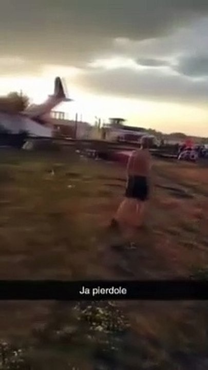 Ils se sont réfugiés dans le hangar à cause des fortes pluies, l'avion s'est écrasé sur eux： 5 morts, 10 blessés