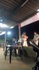 Policiais tentam tomar celular de uma mulher em abordagem truculenta
