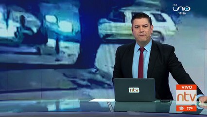 Vehículo impacta en postes protectores de una vivienda