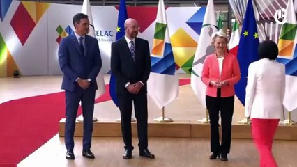 La bienvenida de Pedro Sánchez a Delcy Rodríguez con dos besos