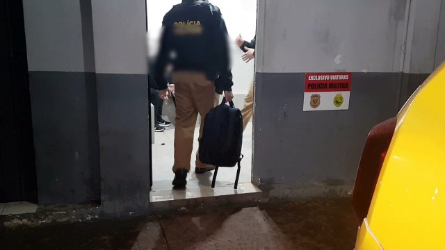 Polícia prende dois jovens com maconha e anabolizantes no Trevo do Guarujá