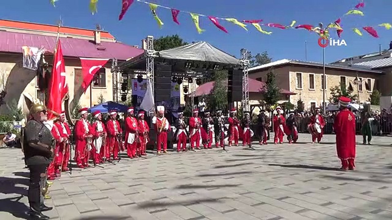 L'enthousiasme de Dede Korkut, qui a été le théâtre d'images colorées, a débordé sur les places