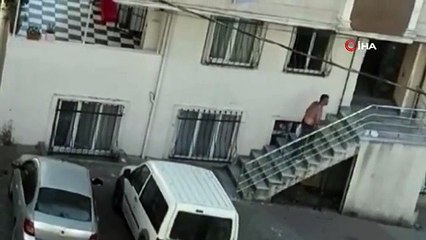 Arnavutköy'de eşine ve komşularına kızan adam sokak ortasında bıçakla kendine zarar verdi