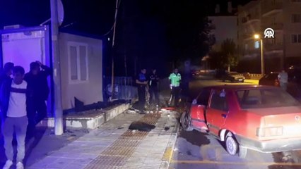 Zabıta kulübesine çarpan otomobildeki 4 kişi yaralandı