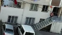 Arnavutköy'de eşine ve komşularına kızan adam sokak ortasında bıçakla kendine zarar verdi