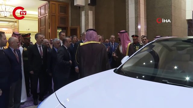 Veliaht Prens Muhammed bin Selman kendisine hediye edilen TOGG ile Cumhurbaşkanı Erdoğan'ı oteline bıraktı