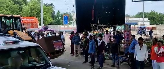 नगरपालिका ने झांसी चुंगी पर ब्रिज के नीचे से हटाए अतिक्रमण