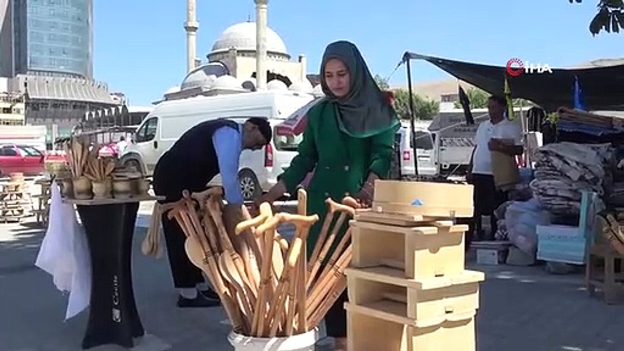 Depremde yıkılan iş yerinin bulunduğu noktada satış yaparak geçimini sağlıyor