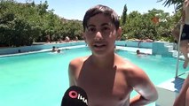 Sıcak Havalarda Havuza Girerek Serinliyorlar