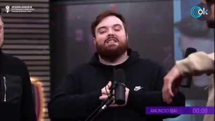 El Kun Agüero desatado grita "¡Que te vote Txapote!" en pleno directo de la Kings League de Piqué