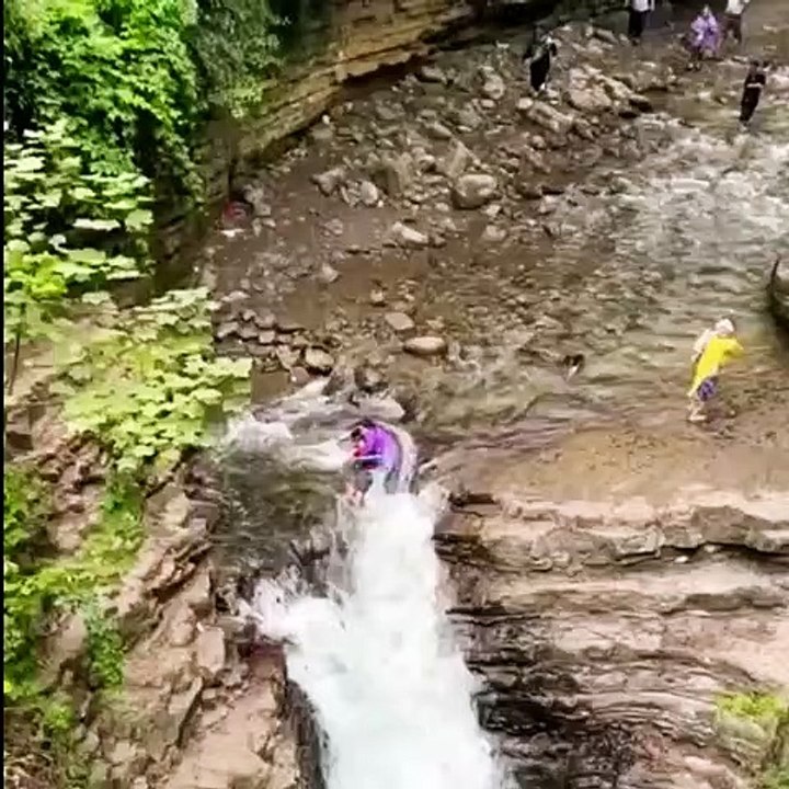 Şelaleye kapılan 2 çocuk ölüme ramak kala kurtarıldı