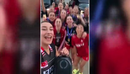 Ebrar Karakurt'un paylaşımı sonrası "Milli utancımız" denilerek hedef gösterilmesine ünlü isimlerden büyük tepki