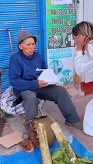 ¡Conmovedor! Joven regala pollos a la brasa a personas humildes en la calle