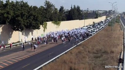 下载视频: Israele, manifestanti bloccano l'autostrada a Netanya