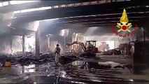 Incendio nell'ex fabbrica, la bonifica dei vigili del fuoco