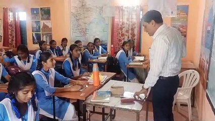 टीचर बने नपाध्यक्ष चौरे ने छात्राओं को बताए आर्थिक प्रबंधन करने के टिप्स