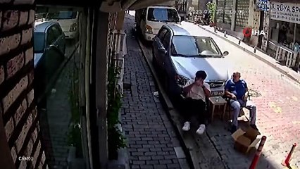 Saç tıraşı için sıra bekliyordu, ikinci kattan üzerine kedi düştü