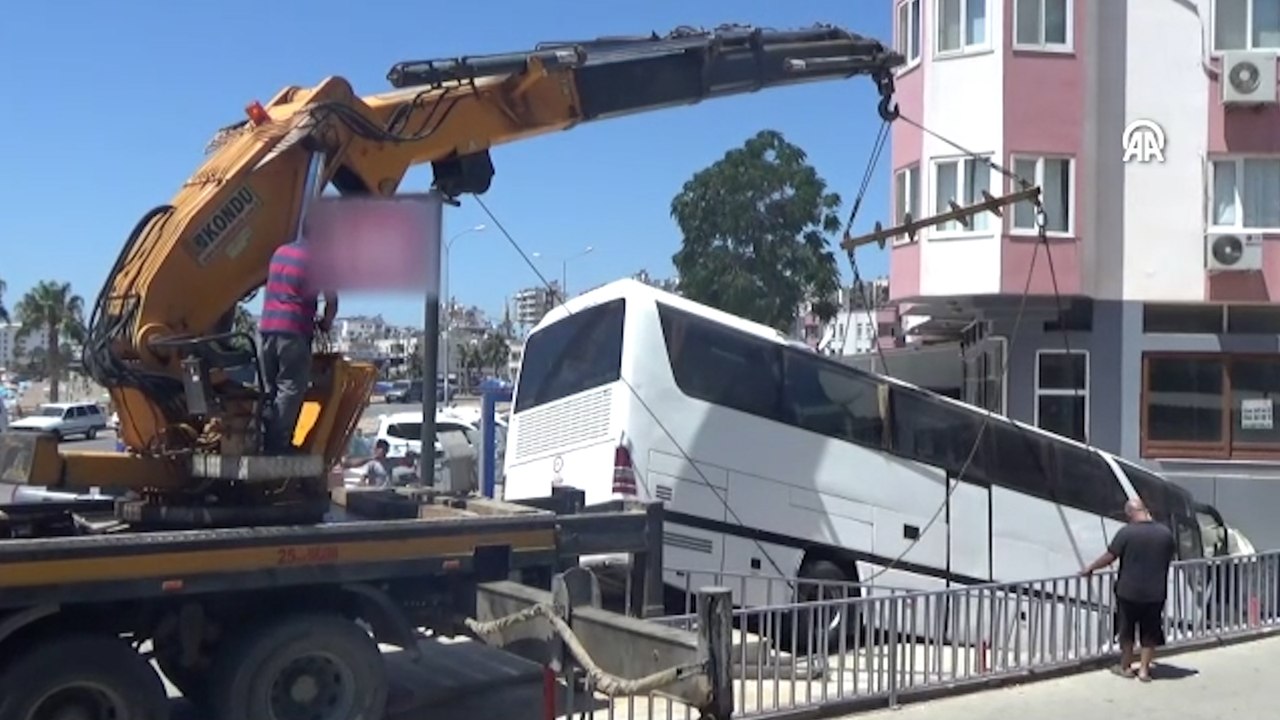 Park halindeyken hareket eden otobüs, otomobile çarpıp markete girdi