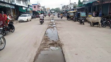 सड़क बना दी पूरी, डिवाइडर छोड़ा अधूरा तो बन गया मुसीबत, विभाग और ठेकेदार की लापरवाही का खामियाजा भुगत रहे लोग