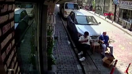 Evden kaçan kişi kaldırımda oturan gencin üzerine düştü!